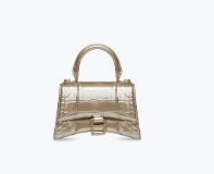 حقيبة Balenciaga في الكويت: قيمة تتجاوز حدود الزمن